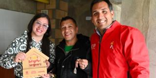 Foto que muestra tres personas sonriendo