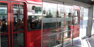 Foto de un bus de TransMilenio en una vía de Bogotá.