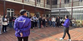 Foto que muestra personas reunidas 