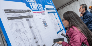 Imagen de una persona viendo un cartel con vacantes de trabajo