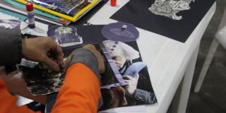 Persona privada de la libertad haciendo un collage en el marco de un taller en la Cárcel Distrital.