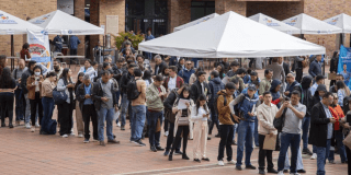 Imagen de gente haciendo filas en una Feria de Empleo