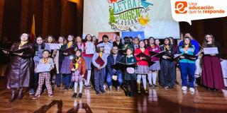 Foto que muestra personas reunidas en una tarima con diplomas en la 