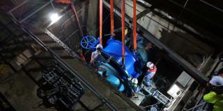 Foto que muestra trabajadores del Acueducto de Bogotá instalando la válvula 