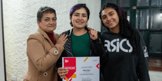 Imagen de tres mujeres sonriendo 