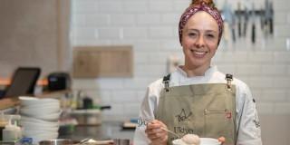 Una mujer preparando un postre