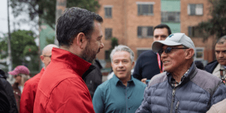 Imagen del alcalde hablando con un señor 