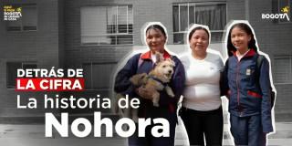 Foto que muestra tres personas sonriendo y un perro 