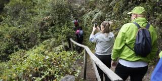 Foto que muestra una personas en un sendero ecológico 