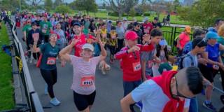 Foto de bogotanos y bogotanas realizando actividad de running en calles de la capital.
