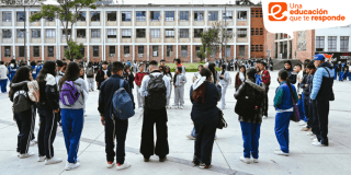 Foto que muestra estudiantes reunidos 