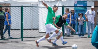 Imagen de dos personas disputando el balón