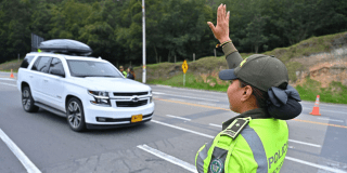 Imagen de una policía de tránsito parando una camioneta blanca