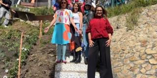 Foto que muestra tres mujeres bajando una escalera 