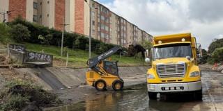 Foto que muestra una volqueta y un vehículo recolector 