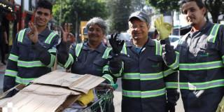 Foto que muestra cuatro personas sonriendo 