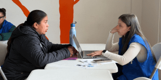 Imagen de dos mujeres hablando en una mesa