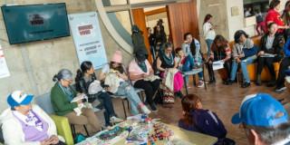 Foto que muestra personas reunidas en un salón 