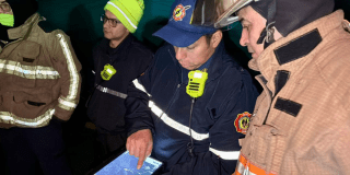 Imagen de rescatistas de Bomberos de Bogotá viendo un mapa en un ipad