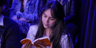 Imagen de una mujer leyendo un libro