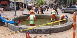 Trabajadores limpiando piletas el Eje Ambiental 
