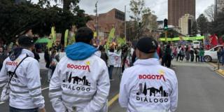 Gestores de diálogo durante movilización en Bogotá.