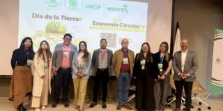 Foto que muestra personas reunidas 