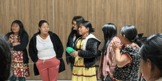 Foto de un grupo de mujeres embera