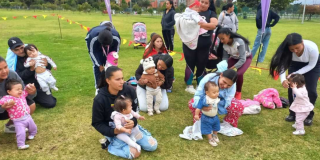 Imagen de varios padres y madres con sus hijos e hijas