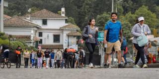 Personas rumbo al sendero de Monserrate