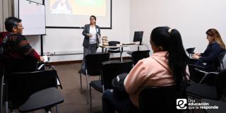 foto que muestra personas hablando