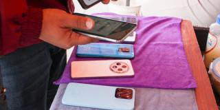 Celulares puestos sobre una mesa