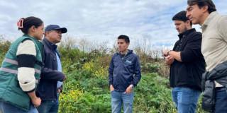 Funcionarios de la Gobernación y de la CAR en la cuenca del río Bogotá