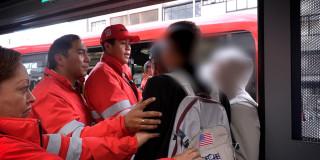 Gestores de Convivencia durante operativo en troncal Caracas.