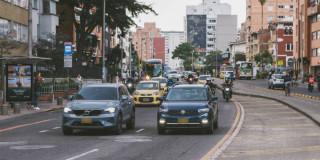 Foto que muestra vehículos andando por las calles