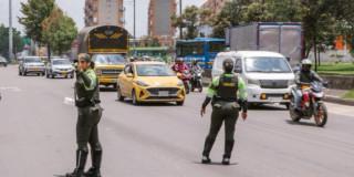 Foto que muestra vehículos andando por las calles