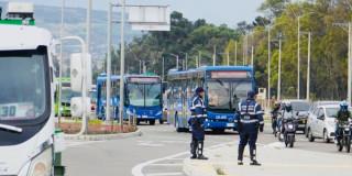 Foto de agentes de tránsito haciendo controles en vías de Bogotá.