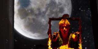 Imagen de la luna en el fondo con un hombre con marco de flores amarillas