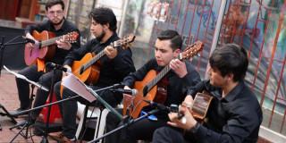 Imagen de grupo musical masculino tocando en vivo