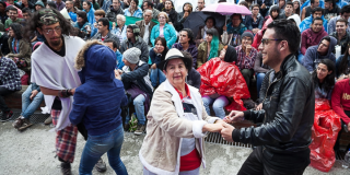 Imagen de varios adultos mayores bailando en una actividad de esta programación.