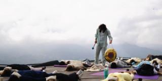 Imagen de hombre tocando el gong en practica de bienestar