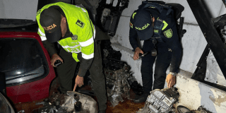 Imagen de dos policías incautando los motores