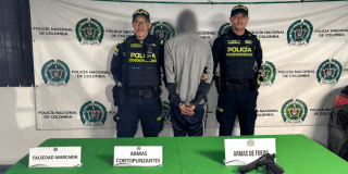 Imagen del hombre capturado junto a dos policías 