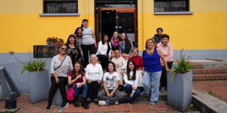 Imagen de varias mujeres sonriendo y posando para la foto
