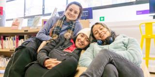 Tres personas sonriendo