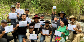 Imagen de varias personas con certificados