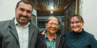 Foto de Sergio Cortés Rincón (Director General del FONCEP), Josefina Jaramillo (Pensionada FONCEP) y Andrea Ríos (Asesora para la Dirección General - Gestión de Comunicaciones y Servicio al Ciudadano FONCEP)