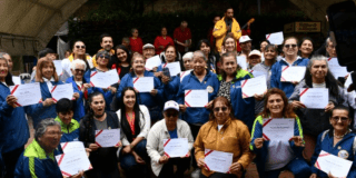 Imagen de personas mayores con diplomas