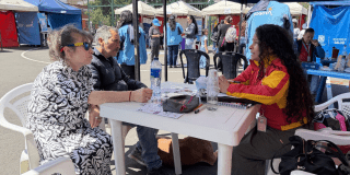 Foto de un funcionario ayudando a un ciudadano