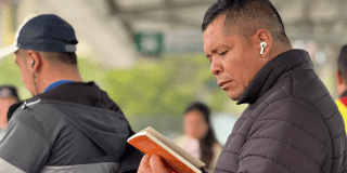 Imagen de un señor leyendo un libro